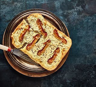 Pizza se slaninou a smetanou