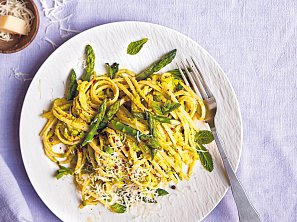 Těstoviny s hráškovo-mátovým pestem a chřestem