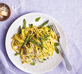 Těstoviny s hráškovo-mátovým pestem a chřestem