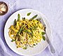 Těstoviny s hráškovo-mátovým pestem a chřestem