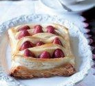 Taštička z listového těsta s pudinkem a jahodami