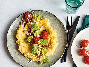 Polenta s romanescem, rajčaty a fetou