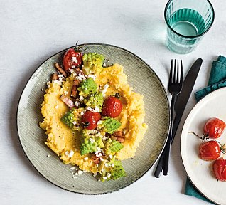 Polenta s romanescem, rajčaty a fetou