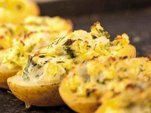 Brambory plněné bramborami a zlatou cibulkou