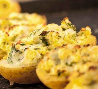 Brambory plněné bramborami a zlatou cibulkou