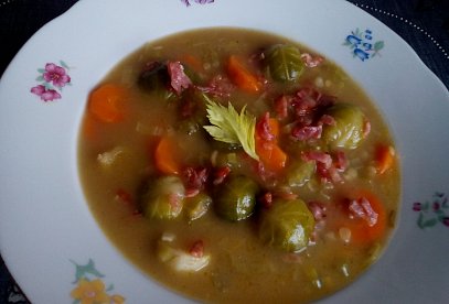 Kapustičková polévka se zeleninou a červenou čočkou