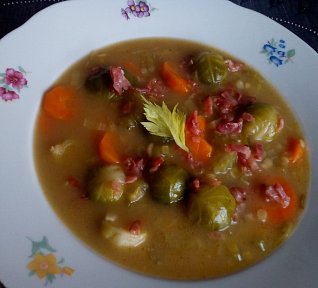 Kapustičková polévka se zeleninou a červenou čočkou