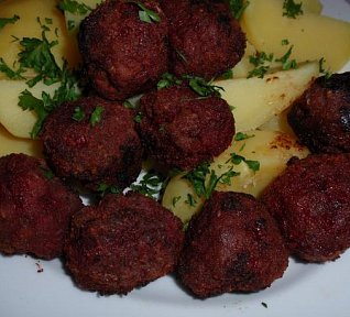 Masové kuličky s červenou řepou