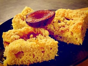 Švestkový koláč ze zakysané smetany