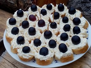 Česnekové / křenové kanapky s hroznovým vínem