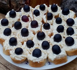 Česnekové / křenové kanapky s hroznovým vínem