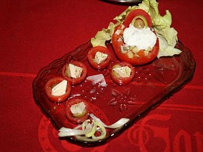 Cherry rajčátka plněná sýrem feta a olivami Cherry rajčátka plněná sýrem feta a olivami