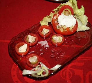 Cherry rajčátka plněná sýrem feta a olivami