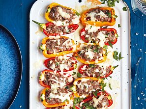 Zapečené baby papriky s mletým hovězím a mozzarellou