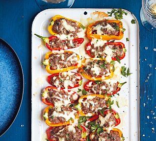 Zapečené baby papriky s mletým hovězím a mozzarellou