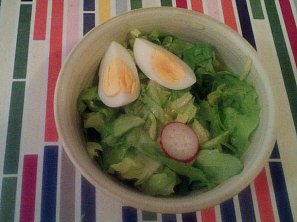 Hlávkový salát s cibulí a ředkvičkami