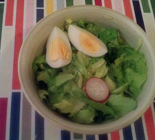 Hlávkový salát s cibulí a ředkvičkami