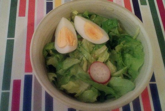 Hlávkový salát s cibulí a ředkvičkami