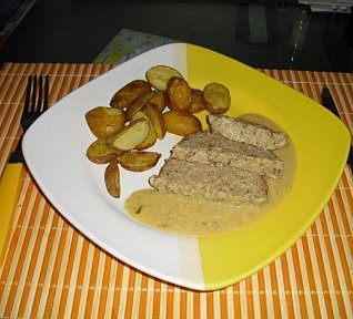 Krůtí sekaná s hořčičnou omáčkou a pečenými brambory