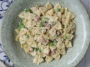 Krémové těstoviny se šunkou a hráškem