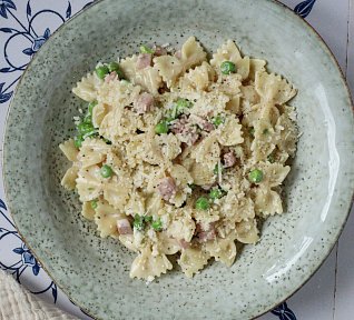 Krémové těstoviny se šunkou a hráškem