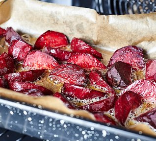 Pečená řepa s česnekem a fetou