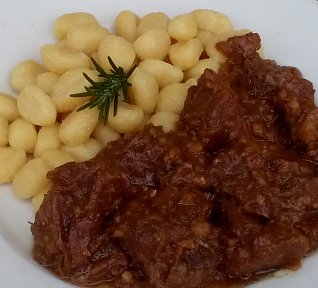 Dušená hovězí kližka na špeku