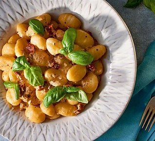 Gnocchi se slaninou, sušenými rajčaty a parmazánem