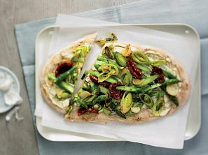 Zeleninová pizza s kozím sýrem