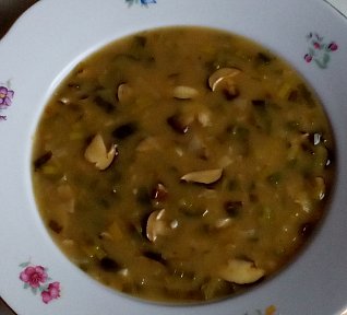 Podzimní pórková polévka s houbami