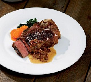 Na kosti grilovaný nízký roštěnec, lišková omáčka a dušená zelenina