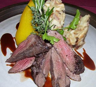 Kančí svíčková se šípkovou omáčkou