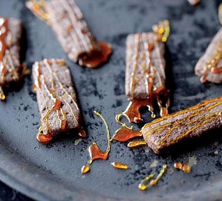 Křehké čokoládové sušenky s karamelem