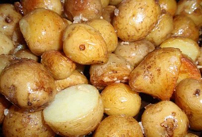 Nové brambory s česnekem
