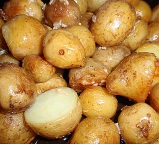 Nové brambory s česnekem