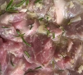 Česnekovo-rozmarýnová marináda podle J. Olivera