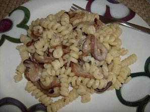 Těstoviny s červenou cibulí a gorgonzolou