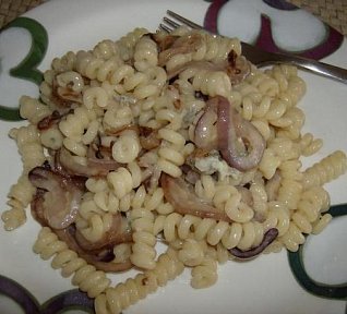 Těstoviny s červenou cibulí a gorgonzolou