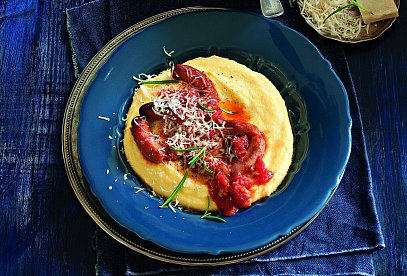 Krémová polenta s klobáskami