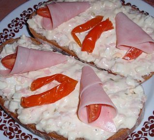 Hermelínová pomazánka nebo salát se šunkou