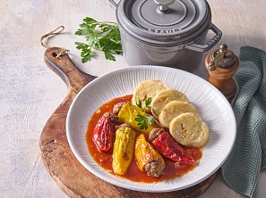 Plněné papriky s rajčatovou omáčkou