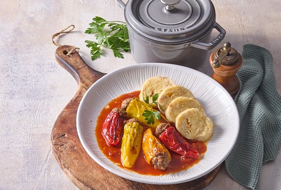 Plněné papriky s rajčatovou omáčkou