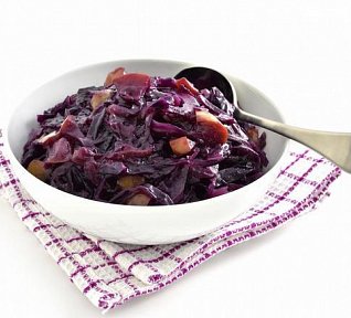 Červené zelí s jablky