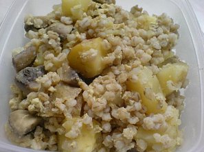 Zapečené kroupy s brambory a žampiony