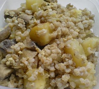 Zapečené kroupy s brambory a žampiony