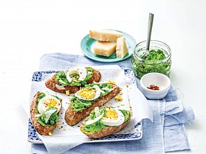 Topinky s hráškovým pestem a vajíčkem