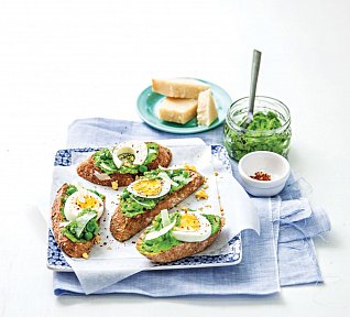 Topinky s hráškovým pestem a vajíčkem