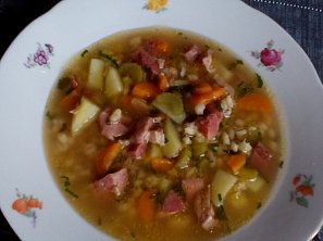 Česnečka z uzeného kolene