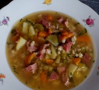 Česnečka z uzeného kolene