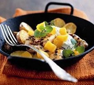 Kuřecí prsa s bramborami, dýní a bylinkovým jogurtem